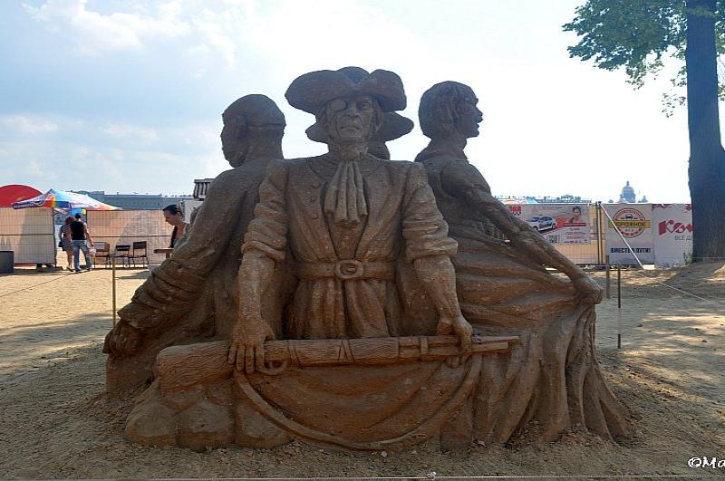 Sand Festival в Москве: песчаная скульптура с трёх фигурами и ружьём